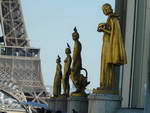 Paris  Stadtrundfahrt der Eiffelturm und Statuen mit Tauben von dem Palais de Chaillot aus gesehen.